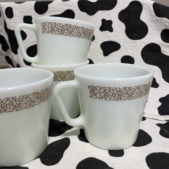 Vintage flower Pyrex milk glass mugs - Picture 2 of 4